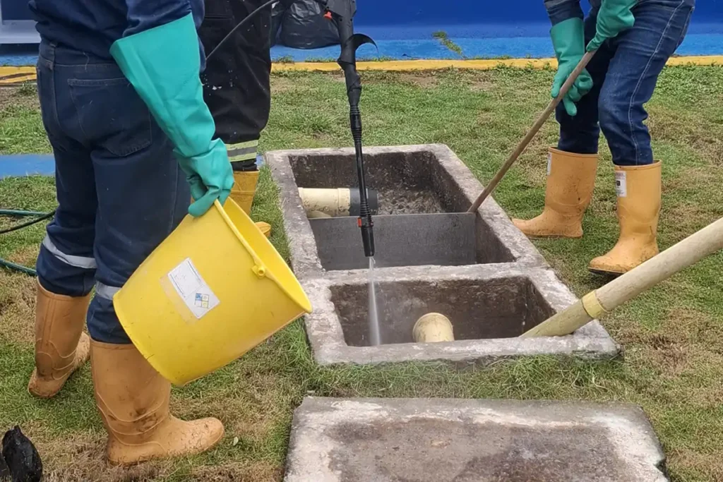Personal de Eco Servicios durante una operación ambiental en Arauca